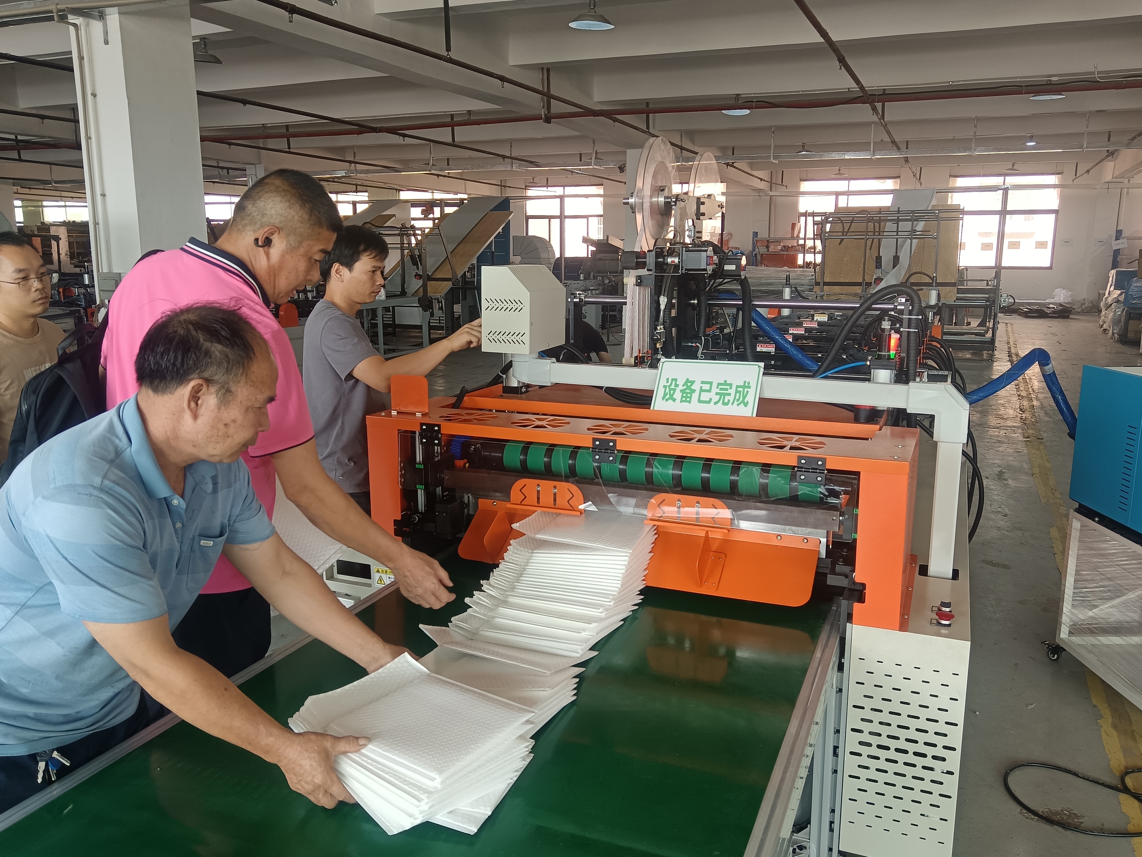 Машина для изготовления пакетов с пузырчатой пленкой